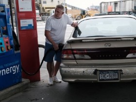 美国汽油价格居高不下，仍超过每加仑5美元