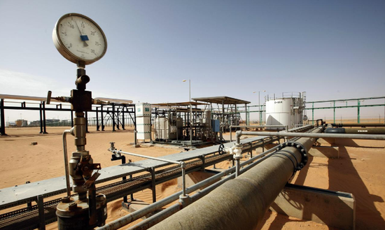 资料图片：2014年12月，利比亚，El Sharara油田的管线。